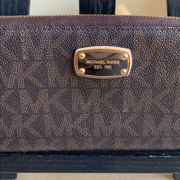 NWT Sleek Michael Kors Jet Set XL Zipper Wallet - Picture 2 of 7